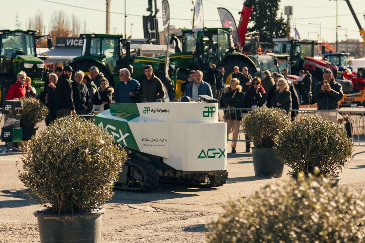 Pagesos mirant una demostració del robot AG-X en una fira